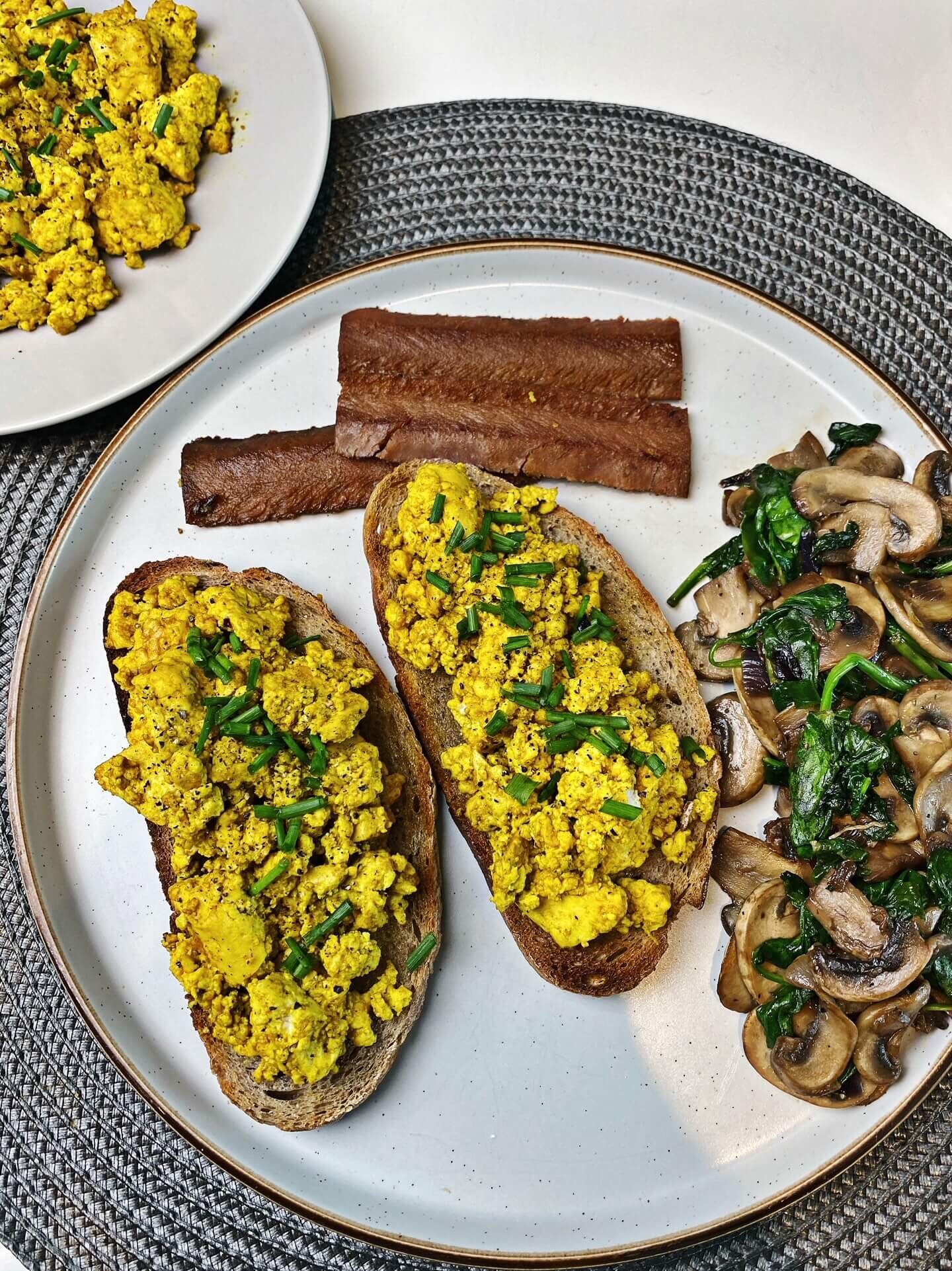 best vegan scrambled eggs with vegan bacon
